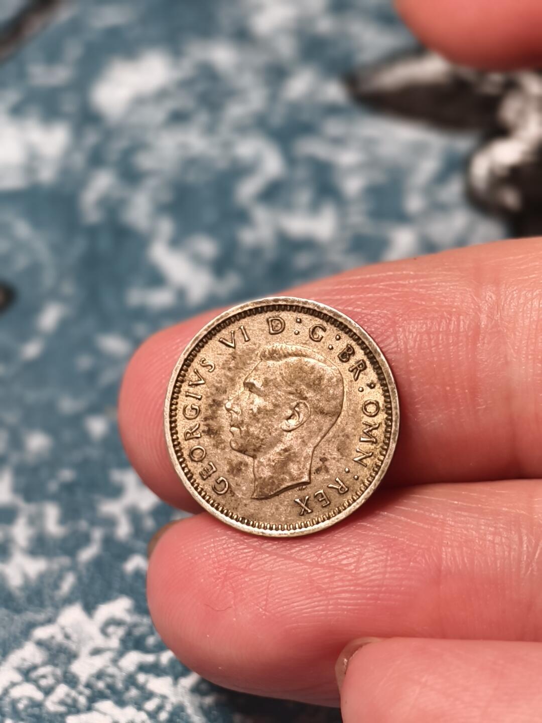 抚柳草堂-第十九期章牌钱币  奖章勋章限时免佣 满百包邮 放漏专场 1937/1941英国乔治六世三便士银币（Threepence）两枚总重2.8g 美品正面头像背面玫瑰细节都在