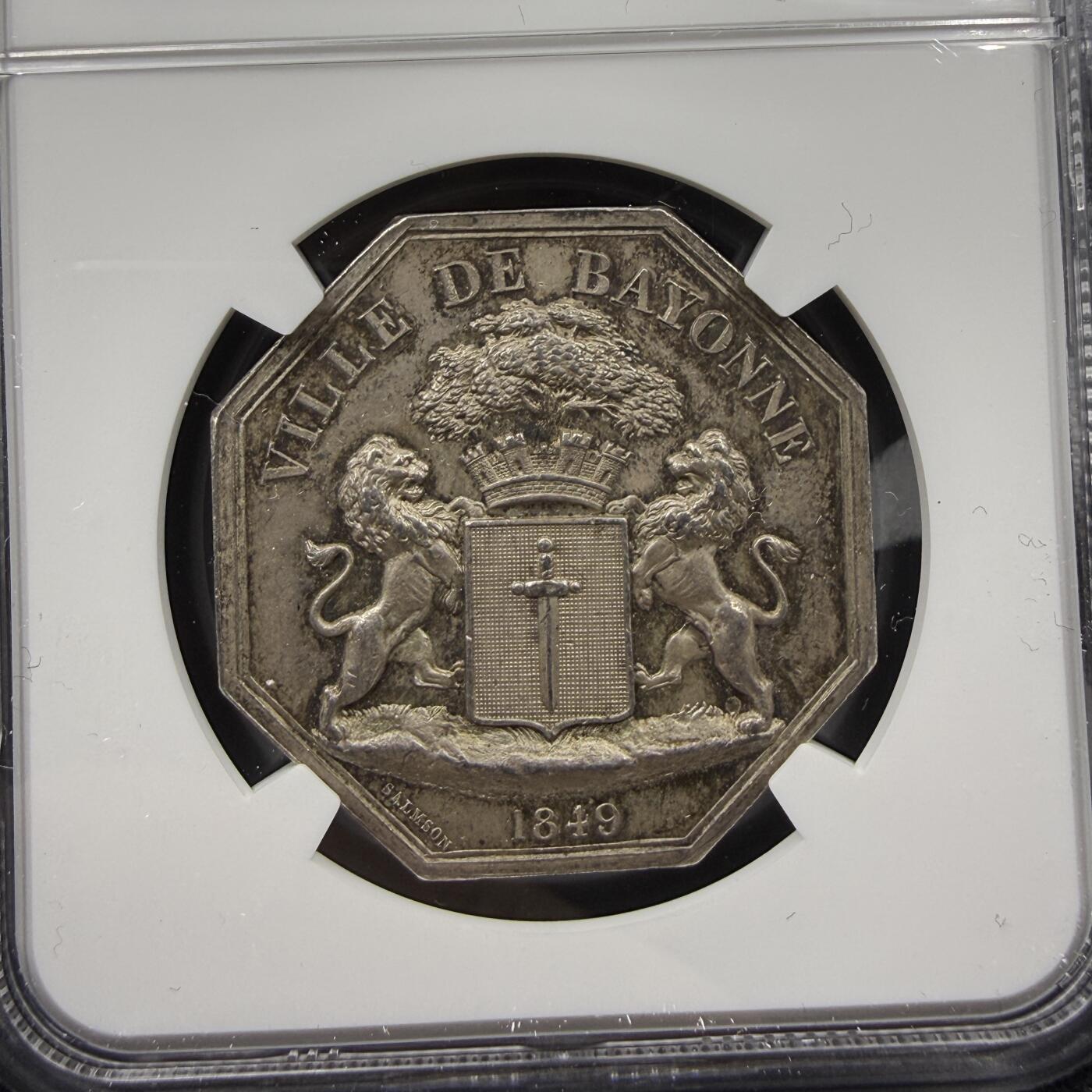「木头集藏」“春启藏心”——章牌精品专场 1849年法国巴约讷煤气照明公司八角银章，MS 62 ，直径：32 mm，正面女神手持火炬，背景是煤气厂的工业设施管道、烟囱，象征煤气照明为城市带来光明与文明。背面刻画巴约讷市城市盾徽，上方刻画城冠与橡树，代表守护与力量，非常少见的八角，品相不错。