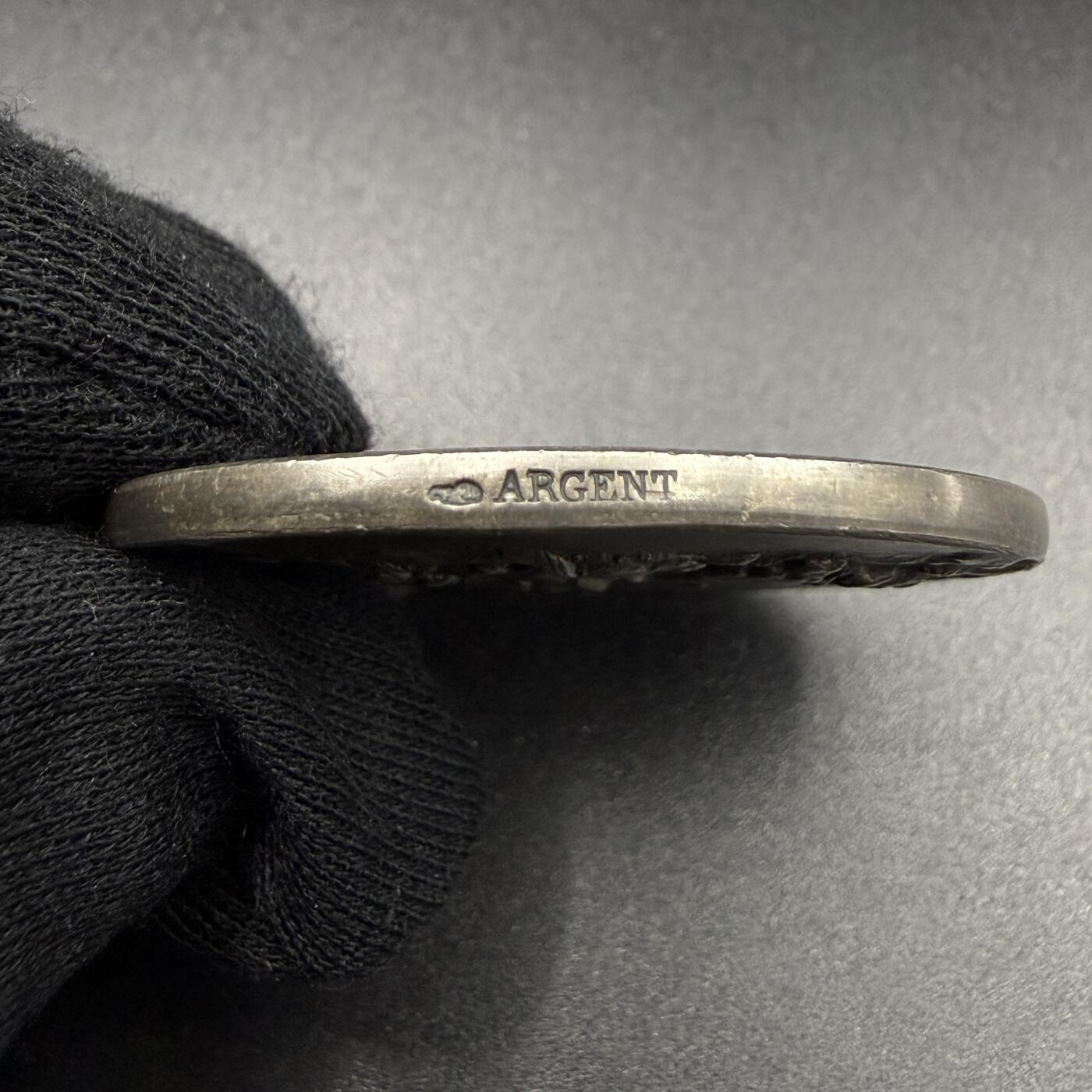 「木头集藏」“春启藏心”——章牌精品专场 1896年法国马赛猎犬竞赛原盒银奖章，直径：41 mm，33.5 g，边铭：丰饶角 ARGENT，刻画细致，品相很不错，原盒正常使用。