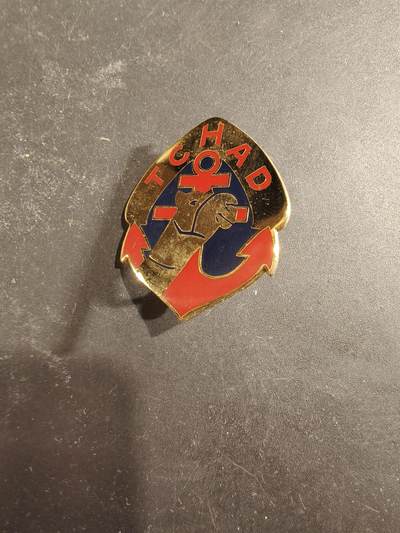 老王徽章第189期 - 法国陆军乍得挺进团证章     乍得行军团成立于1943年7月，是法国海军陆战队下属的一支机械化步兵部队。该团曾是著名的勒克莱尔第2装甲师的一部分，在二战期间参与了诺曼底登陆及巴黎解放等关键战斗。特别值得一提的是，该团的第九连被称为“La Nueve”，主要由在法作战的西班牙共和派志愿者组成，他们是首批进入巴黎解放现场的盟军士兵之一