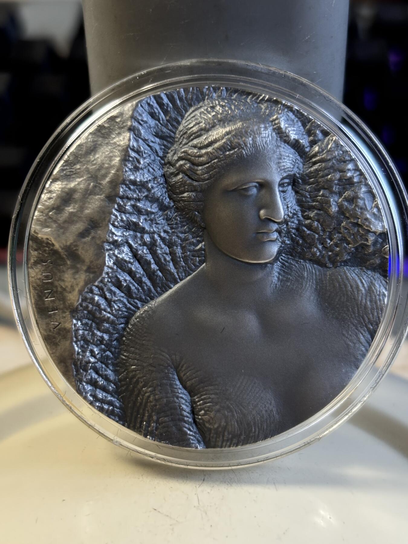 第195期拍卖 纽埃2023年雕塑系列2维纳斯2盎司高浮雕仿古银币,999银，发行500枚