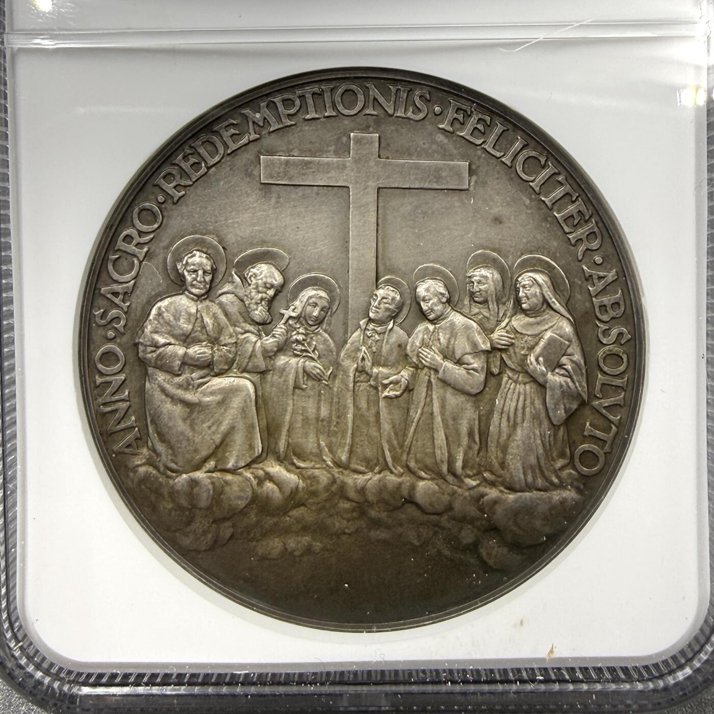 「木头集藏」“春启藏心”——章牌精品专场 1934年梵蒂冈教皇庇护十一世“圣救赎年圆满结束”纪念银章，MS 63 ，直径：44.5 mm，品相很不错。1933年是耶稣基督救赎1900周年，庇护十一世宣布开启“圣救赎年”，这是天主教重要的禧年庆典。