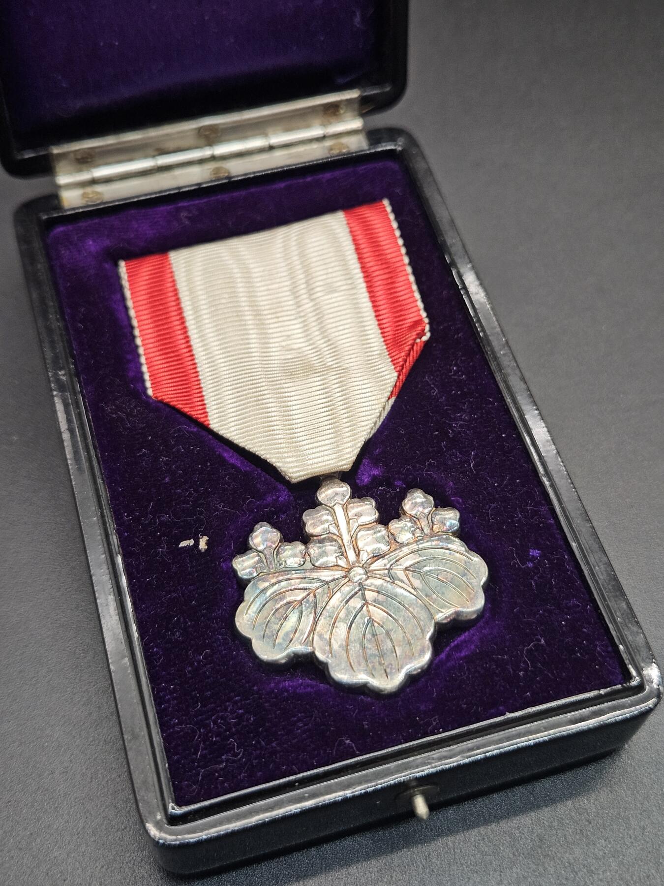 0元起拍勋章 第342期 咸鱼国勋章拍卖专场 3月29日（周日）下午6：00开始 明治时期八等白叶章银制带盒