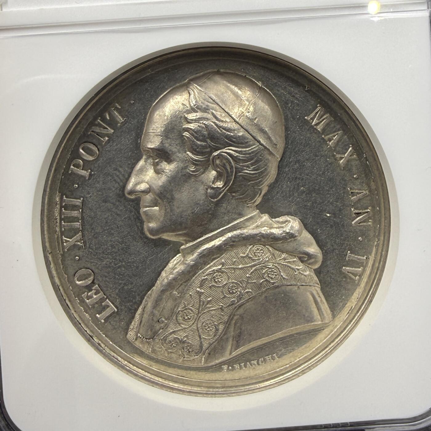 「木头集藏」“春启藏心”——章牌精品专场  E. BIANCHI ～1881年梵蒂冈教皇利奥十三世“罗马美术学院”纪念银章，直径：44 mm，背面拉丁语：“青年当以宗教与高尚艺术培育”，“1881年，城中为研习学问而设的学校已就绪”