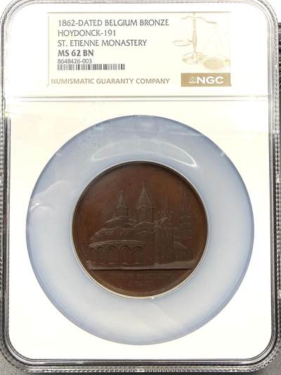 「木头集藏」“春启藏心”——章牌精品专场 - J Wiener～1862年法国卡昂圣埃蒂安教堂铜章，MS 62 BN ，直径：59mm，实物品相很好，NGC评级唯一亚军分，更高分仅有一枚63分。著名的维纳（Wiener）教堂系列作品中的一枚，欧洲古典建筑章牌的典范。  卡昂圣埃蒂安教堂是法国北部的罗马式教堂之一，建于1068-1115年，是卡昂的地标建筑。教堂内建有征服者威廉的陵墓。教堂在二战期间遭到轰炸，部分建筑被损毁。