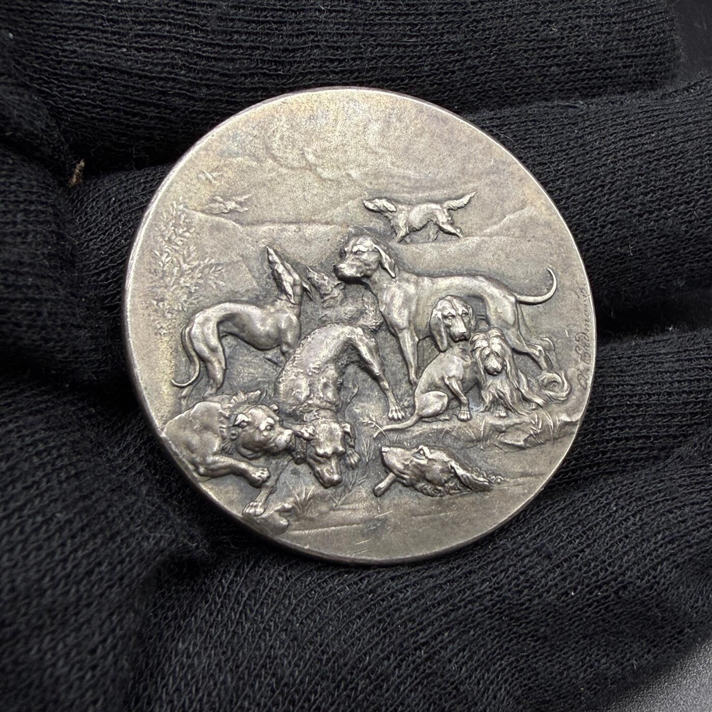 「木头集藏」“春启藏心”——章牌精品专场 1896年法国马赛猎犬竞赛原盒银奖章，直径：41 mm，33.5 g，边铭：丰饶角 ARGENT，刻画细致，品相很不错，原盒正常使用。