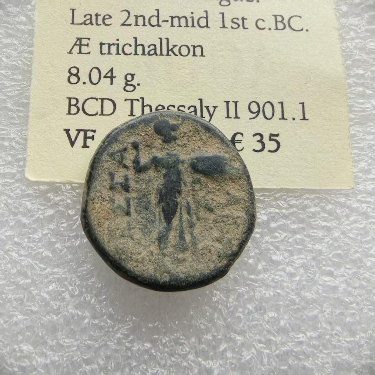 瓶子🏺第234期拍卖会 古希腊塞萨利同盟铜币，公元前2世纪末至前1世纪中叶，面值为三查尔肯（Æ trichalkon），重8.04克，是研究古希腊晚期城邦联盟政治与经济的重要实物。正面阿波罗头像，背面雅典娜站像。 色萨利同盟是古希腊北部色萨利地区多个城邦组成的军事与政治联盟，活跃于公元前4世纪至前2世纪。该同盟在罗马征服希腊前仍保持一定独立性，其钱币多用于内部流通与联盟认同的象征。