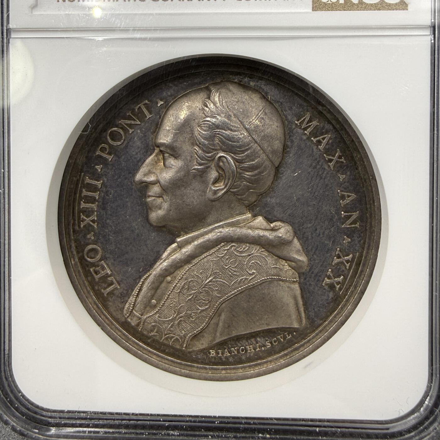 「木头集藏」“春启藏心”——章牌精品专场 E. BIANCHI～1897年梵蒂冈教皇利奥十三世“ 阿尼亚诺莱昂学院”纪念银章，MS 62 ，直径：44 mm，刻画细致，品相不错！背面拉丁语：“为了以最优秀的教义促进神职人员的精进”。“阿尼亚诺的莱昂学院”。