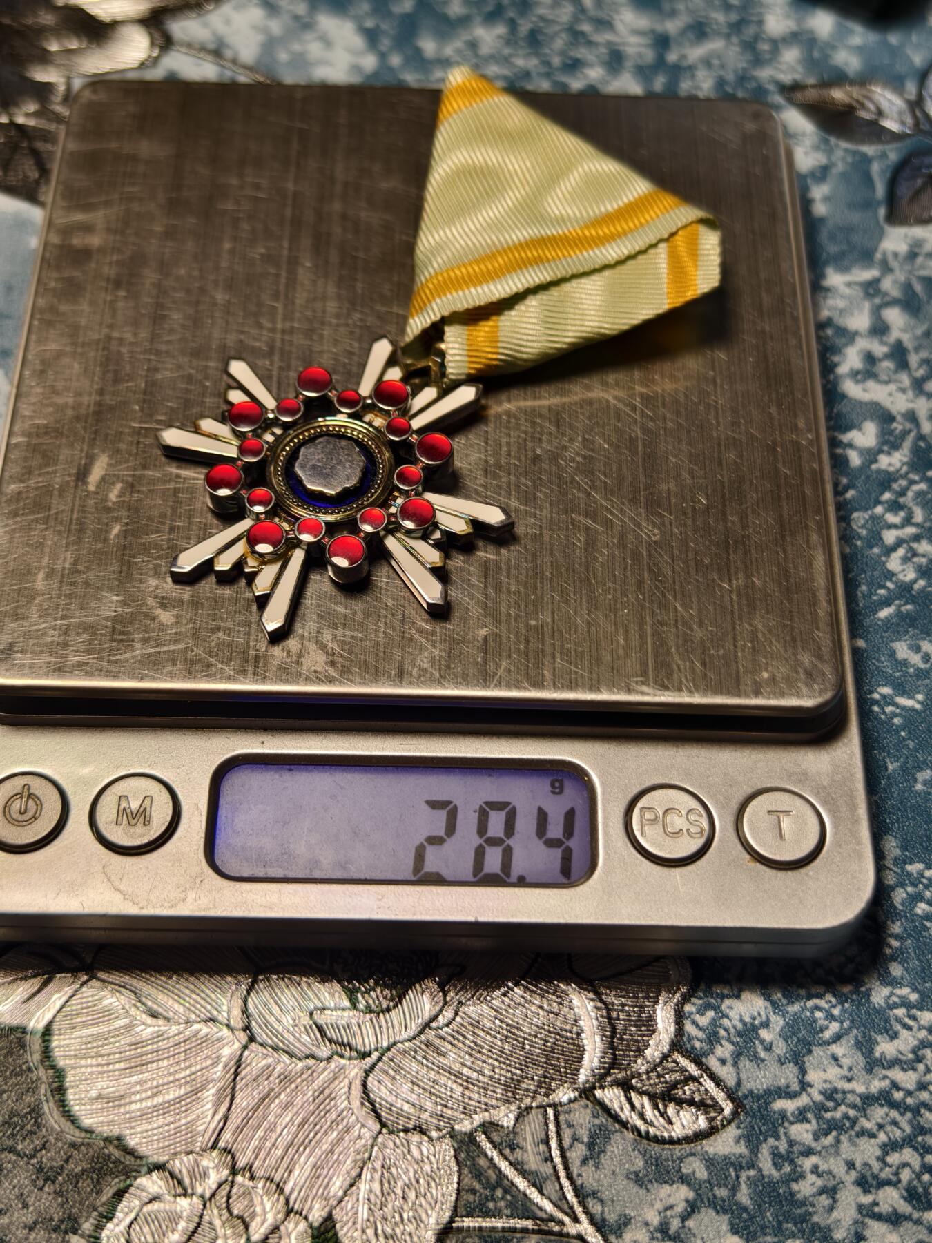 抚柳草堂-第十九期章牌钱币  奖章勋章限时免佣 满百包邮 放漏专场 勋五等瑞宝章 昭和战时原盒美品 银质重28.4g 七宝烧完好 