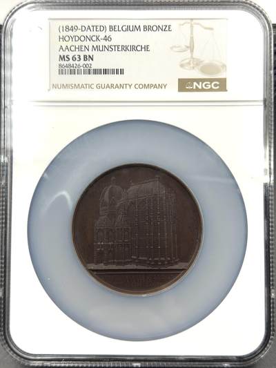 「木头集藏」“春启藏心”——章牌精品专场 - J Wiener～德国亚琛大教堂1852年铜章，MS 63 BN，直径：59mm， NGC评级冠军分！著名的维纳（Wiener）教堂系列作品中的一枚，欧洲古典建筑章牌的典范。  亚琛大教堂最早建成于805年，为查理大帝的国王行宫，查理大帝去世后即埋葬于此。936年奥托一世在亚琛大教堂加冕，之后的600年间这里都是德意志帝国皇帝的加冕教堂。