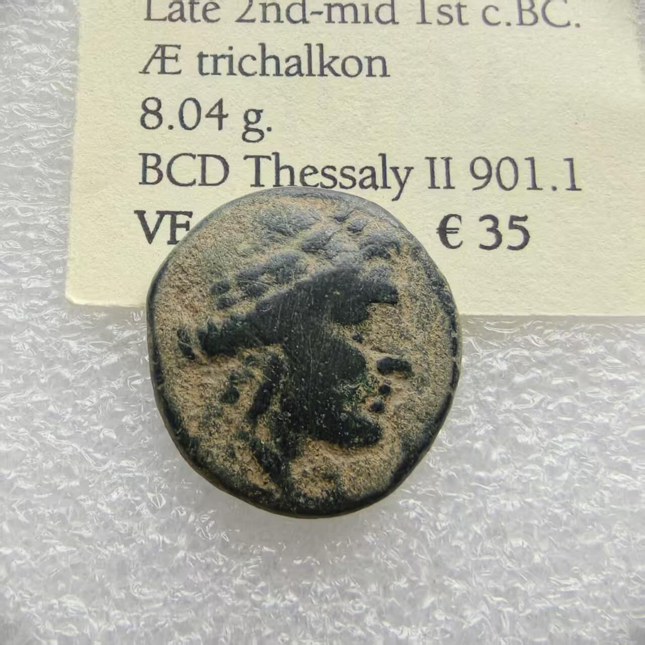 瓶子🏺第234期拍卖会 古希腊塞萨利同盟铜币，公元前2世纪末至前1世纪中叶，面值为三查尔肯（Æ trichalkon），重8.04克，是研究古希腊晚期城邦联盟政治与经济的重要实物。正面阿波罗头像，背面雅典娜站像。 色萨利同盟是古希腊北部色萨利地区多个城邦组成的军事与政治联盟，活跃于公元前4世纪至前2世纪。该同盟在罗马征服希腊前仍保持一定独立性，其钱币多用于内部流通与联盟认同的象征。
