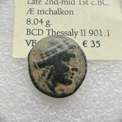 瓶子🏺第234期拍卖会 - 古希腊塞萨利同盟铜币，公元前2世纪末至前1世纪中叶，面值为三查尔肯（Æ trichalkon），重8.04克，是研究古希腊晚期城邦联盟政治与经济的重要实物。正面阿波罗头像，背面雅典娜站像。 色萨利同盟是古希腊北部色萨利地区多个城邦组成的军事与政治联盟，活跃于公元前4世纪至前2世纪。该同盟在罗马征服希腊前仍保持一定独立性，其钱币多用于内部流通与联盟认同的象征。