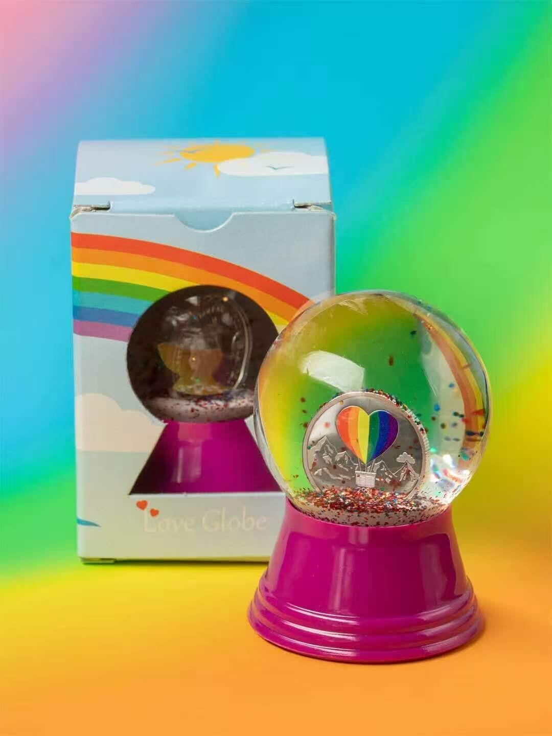 ❤️【币观天下】❤️ 第346期钱币拍卖场- 2026.3.27周五晚上6点半场 长期征集拍品  库克2021年气球上的爱水晶球彩色银币材质:999银1/10盎司直径:18毫米发行:2021枚奥地利原厂水晶球包装带证书(包装盒一体)