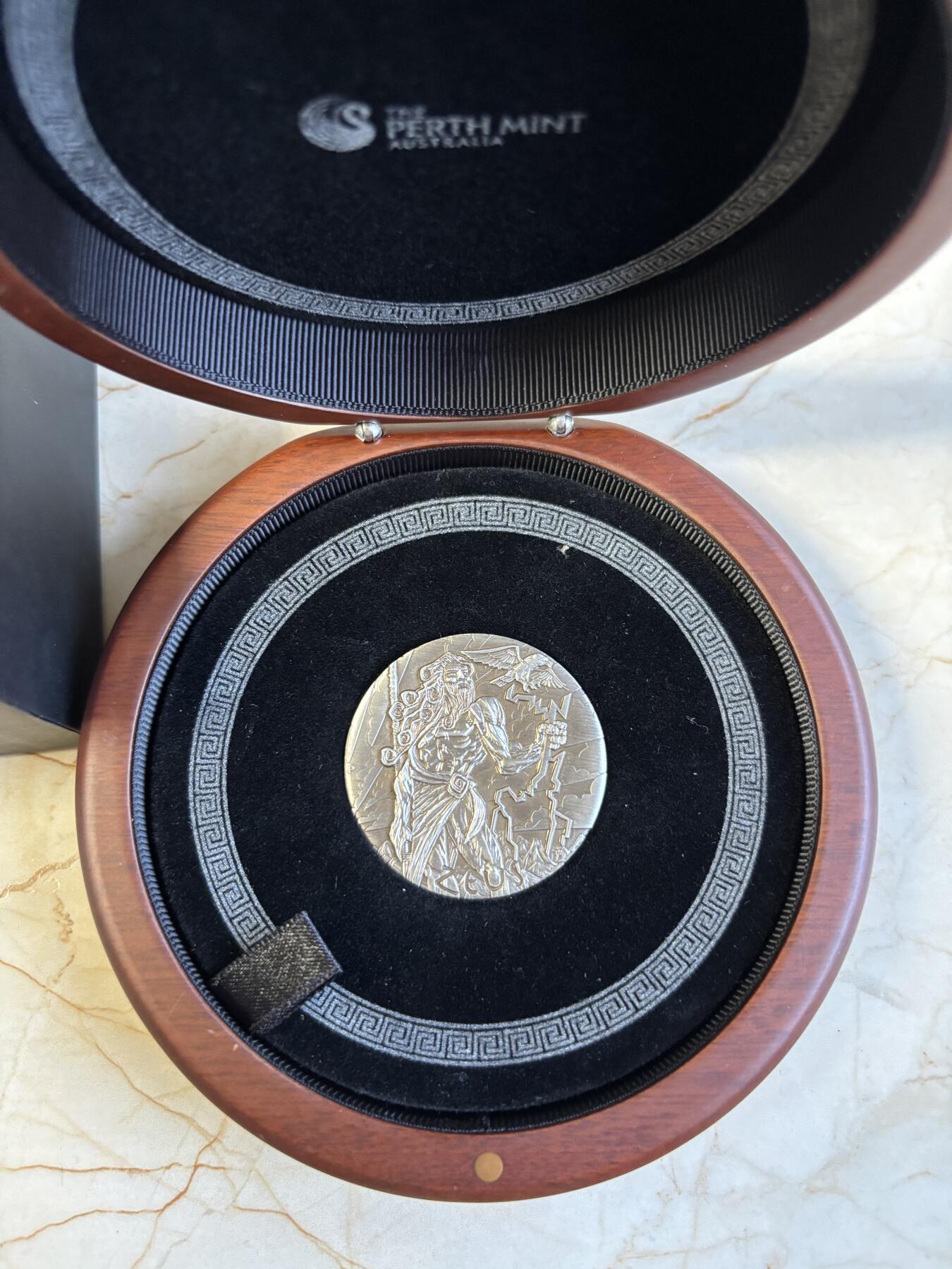 第195期拍卖 图瓦卢2014年奥林匹斯众神系列1宙斯高浮雕银币，999银，发行1500枚