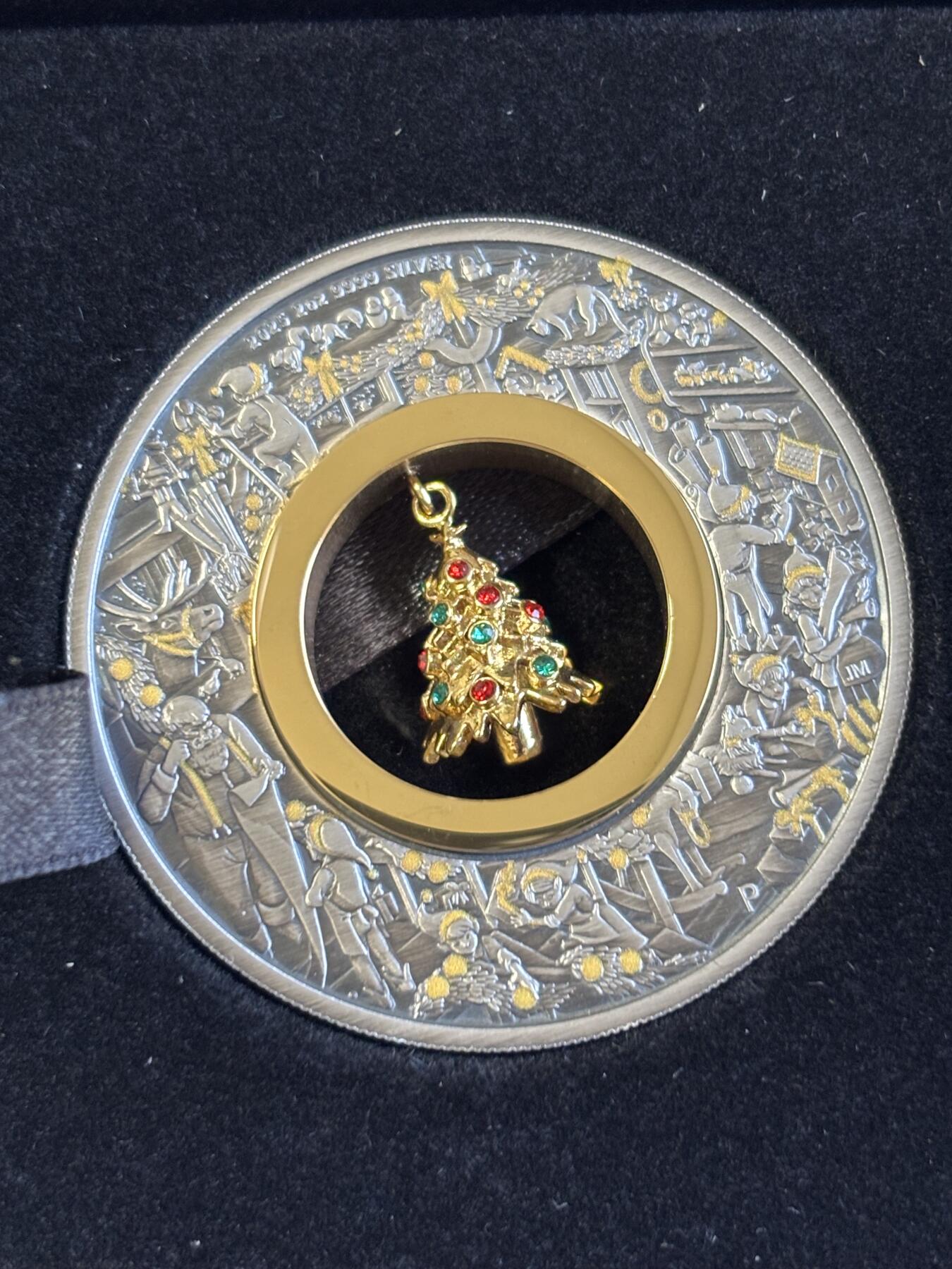 第195期拍卖 澳大利亚2025年圣诞系列中空镶嵌圣诞树2盎司仿古银币，9999银，发行2500枚