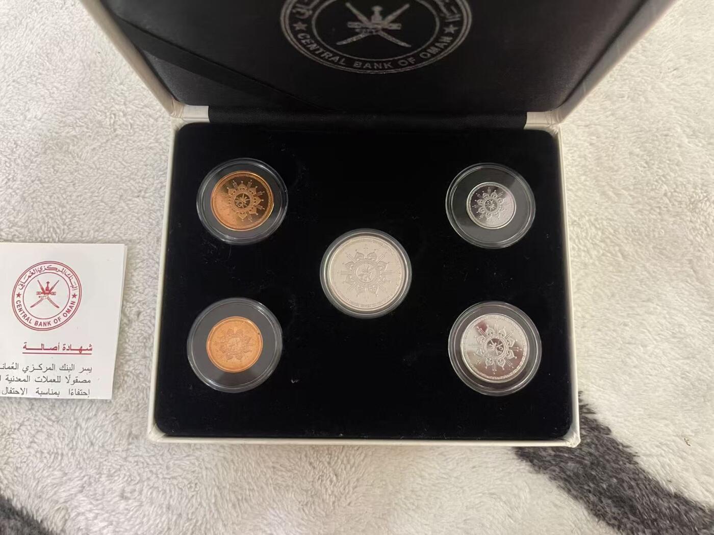 ❤️【币观天下】❤️ 第346期钱币拍卖场- 2026.3.27周五晚上6点半场 长期征集拍品  阿曼2015年官方精制套币 原包装 高级皮盒包装