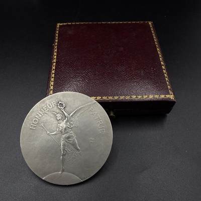 「木头集藏」“春启藏心”——章牌精品专场 - P.Lenoir～法国射击协会联盟原盒银奖章，直径：44.5 mm，41.1 g，边铭：菱形厂标 野猪头银标 ARGENT，正面刻画胜利女神手持长号与月桂枝花环，向获奖人飞奔而来。品相不错，原盒正常使用。