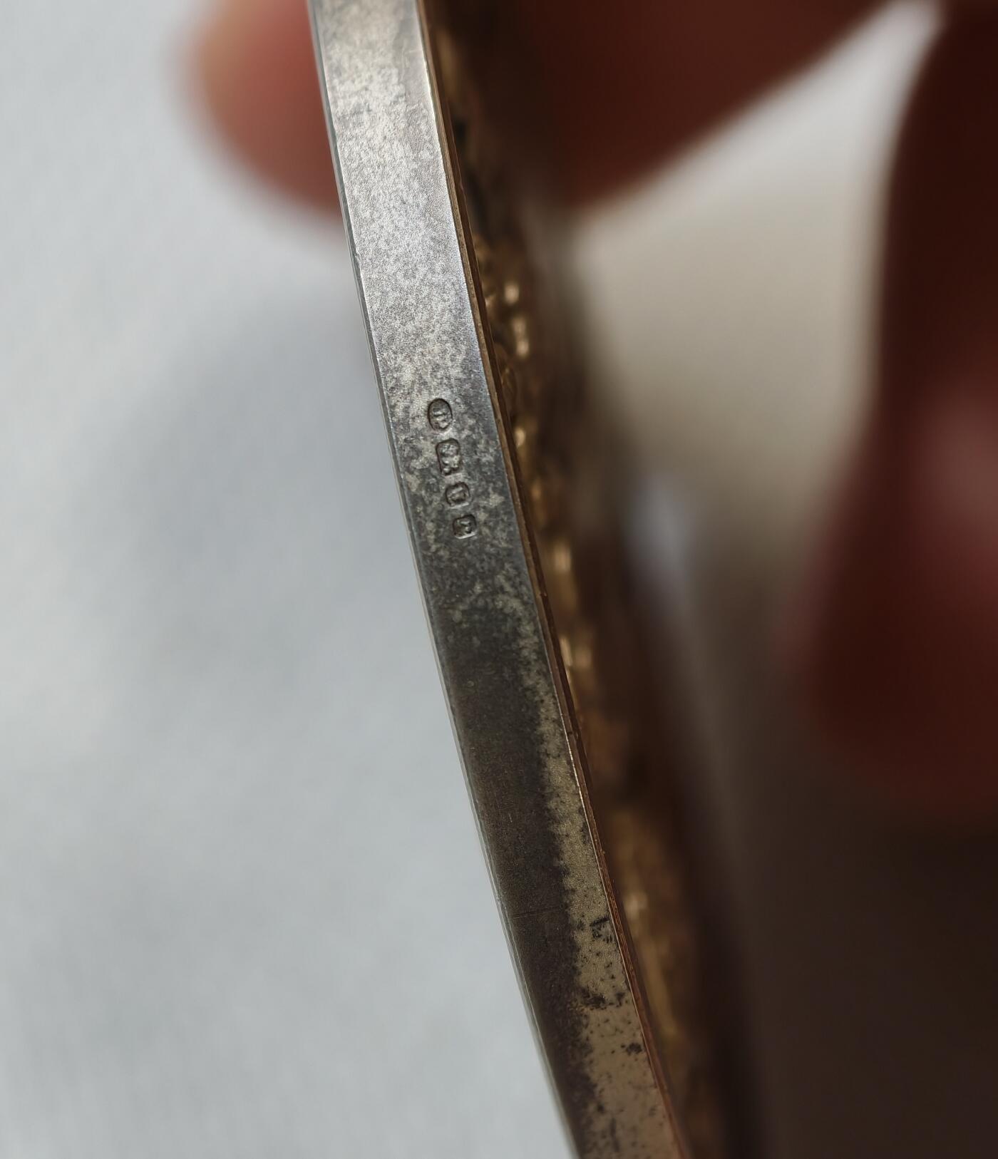 甄臻铺-世界币章拍卖（第56期），送拍享返佣金等优惠多多 英国伊丽莎白女王与菲利普亲王银婚纪念银章，1972年发行，直径51毫米，重63克，含银量925。正面是女王和菲利普亲王双人头像，背面是两方盾徽