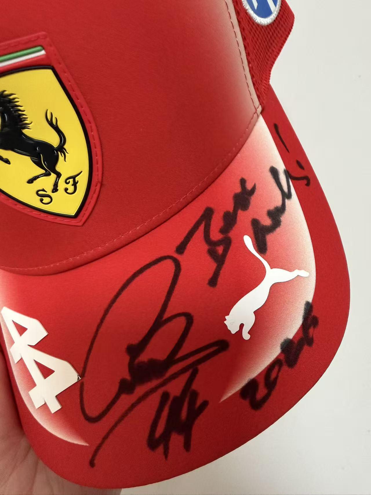 零元拍：F1七冠王刘易斯·汉密尔顿亲笔签名法拉利车队2026赛季44号车手PE车手帽，PUMA出品。极其难得的签了自己赛车的44号以及祝福语Best Wishes和2026年份，签于2026赛季F1中国上海大奖赛！