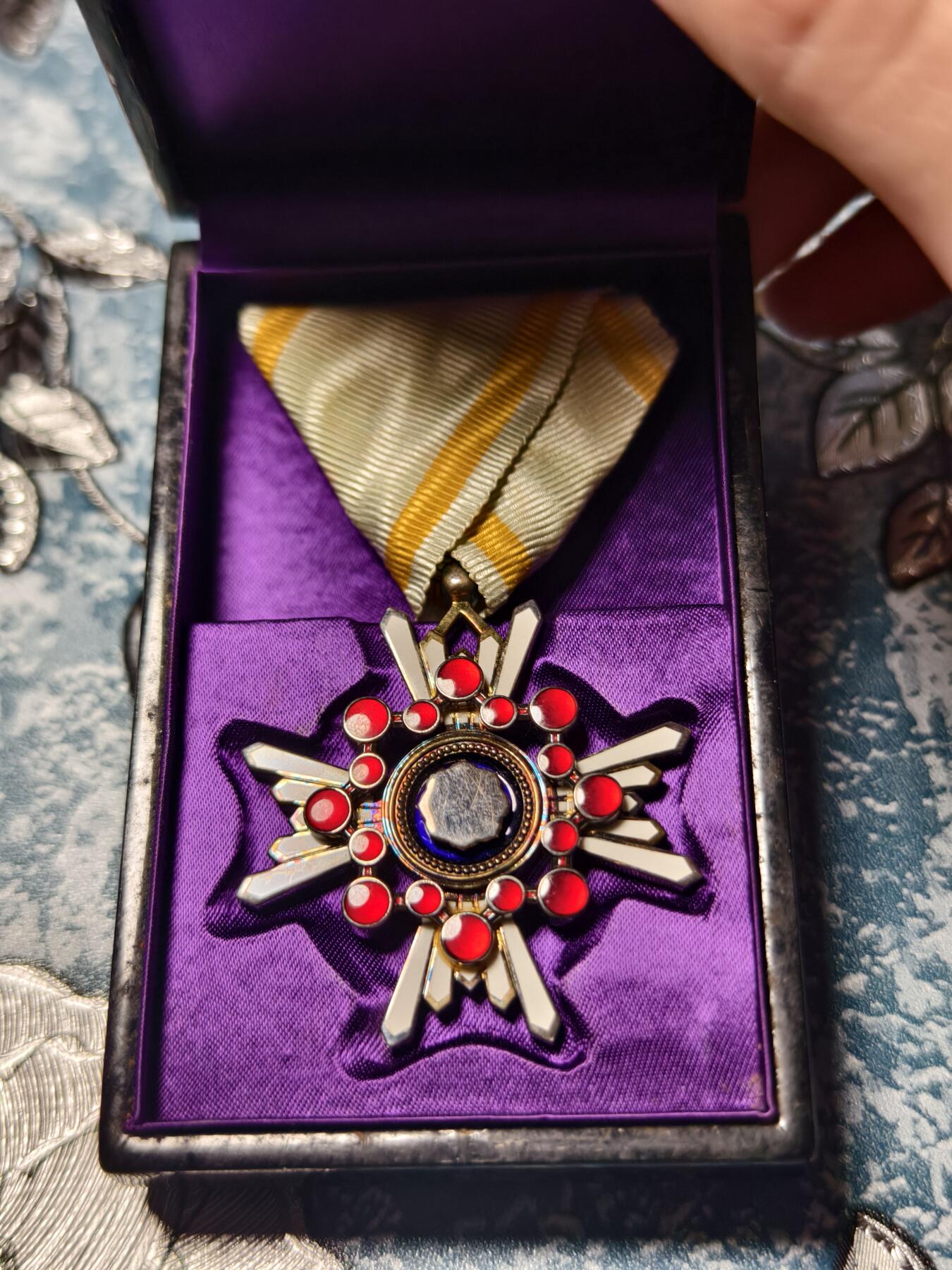 抚柳草堂-第十九期章牌钱币  奖章勋章限时免佣 满百包邮 放漏专场 勋五等瑞宝章 昭和战时原盒美品 银质重28.4g 七宝烧完好 