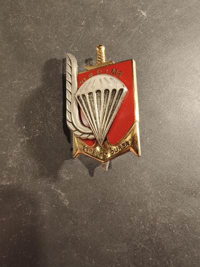 老王徽章第189期 - 法国陆军第3海兵步兵伞兵团证章      该团隶属于法国海军陆战队部队，拥有悠久的历史，参与过印度支那战争和阿尔及利亚战争等重要冲突