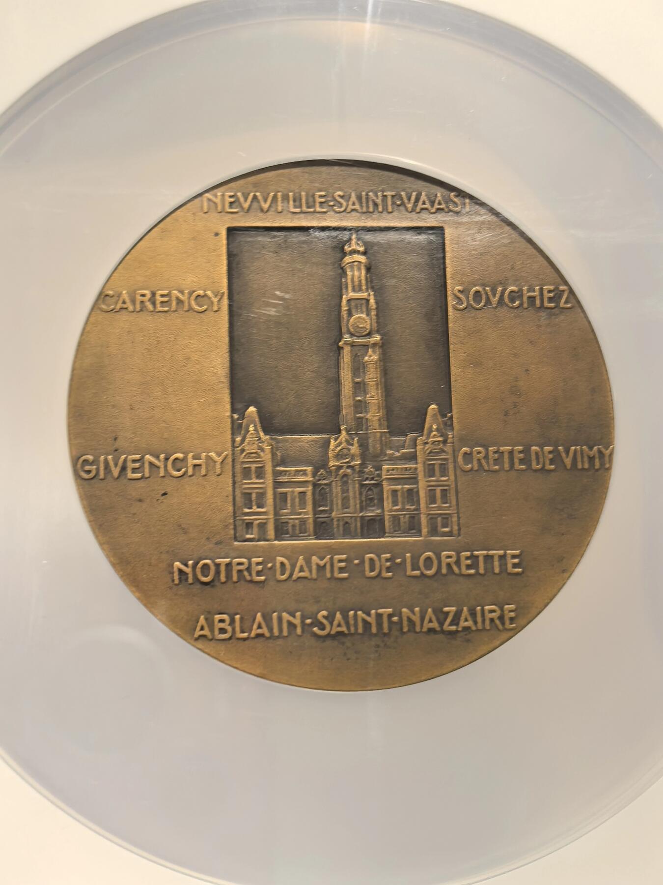 博洋堂“芳菲春韵”3月精品大拍专场暨第166期（全场包邮） NGC MS64BN 法国阿拉斯战役纪念大铜章，59mm，背面是一个镂空窗框设计，框内雕刻了阿拉斯战役中几个关键地点的建筑或地标，这种“镂空框景”设计是达曼的标志性风格之一，通过框内场景引导观者回忆历史事件，极具纪念意义