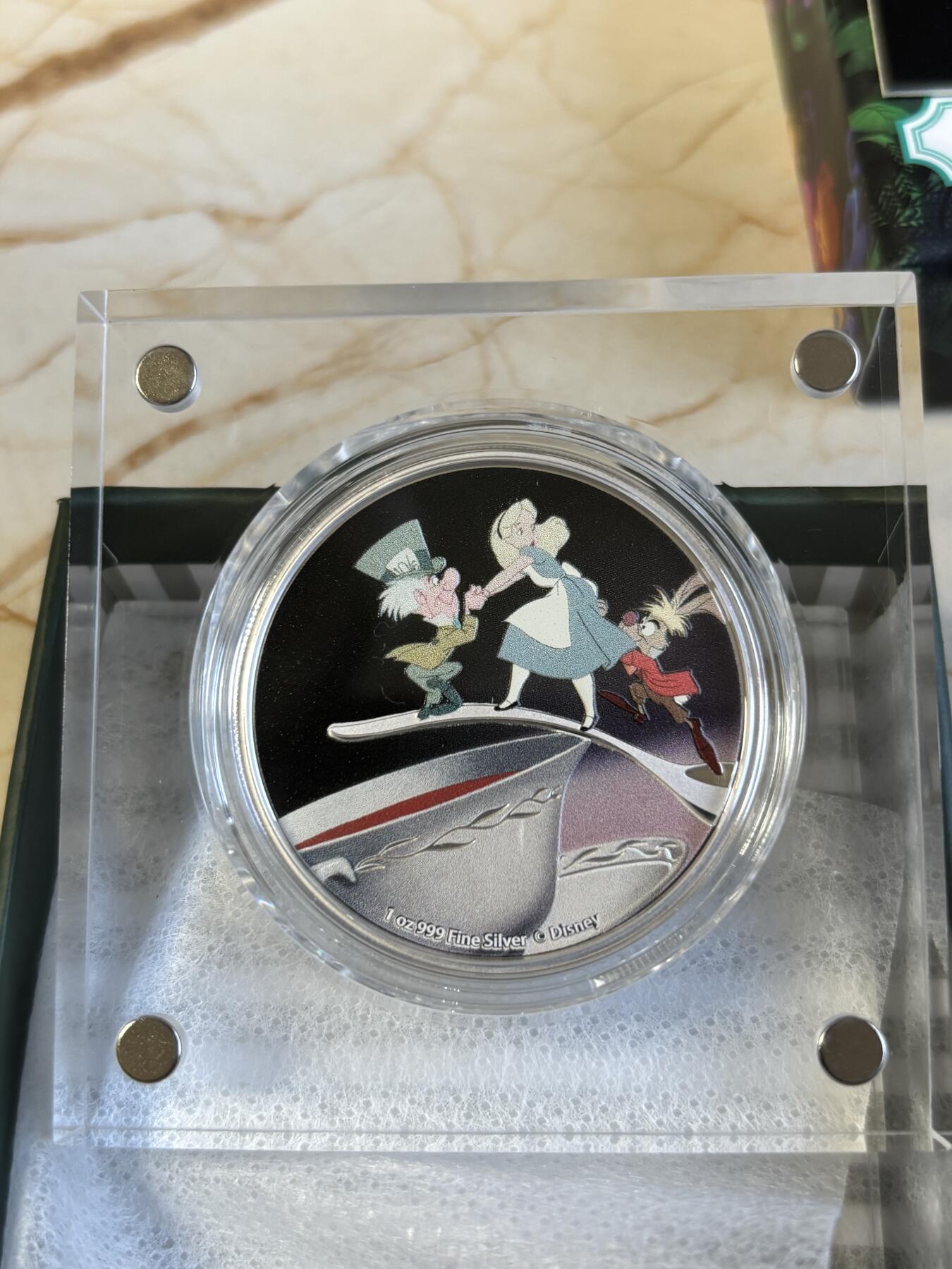 第195期拍卖 纽埃2021迪士尼爱丽丝梦游仙境-疯帽子彩色银币，999银，发行2000枚