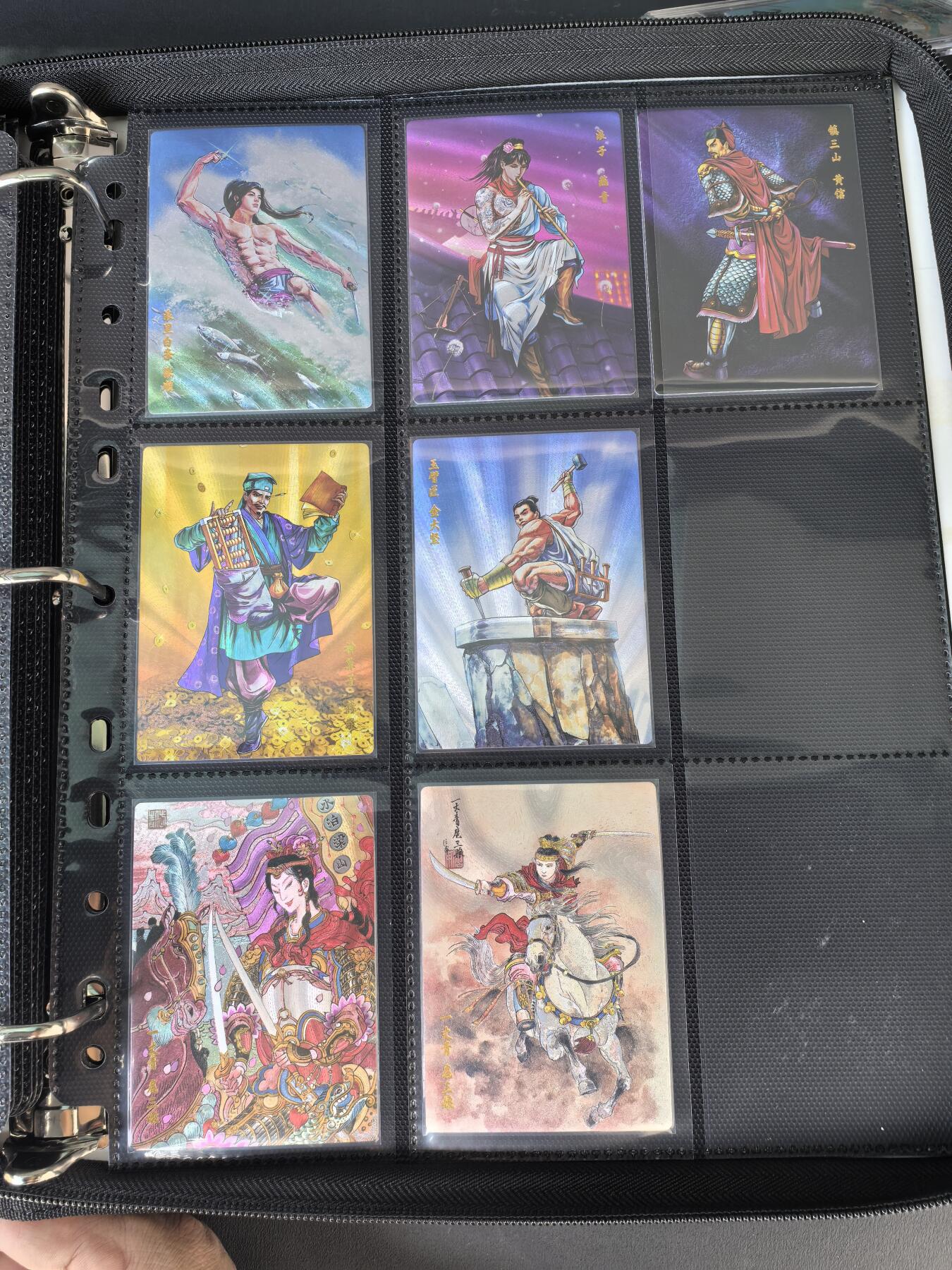 阳大大卡牌拍卖第106期（持续收拍品，周五晚上九点截拍，进群福利早知道） 【卡册】小浣熊30周年水浒传 摩点众筹 大粗闪151张大全套 包含所有特卡，一次性全部搞定，同时赠送一本万全之册B