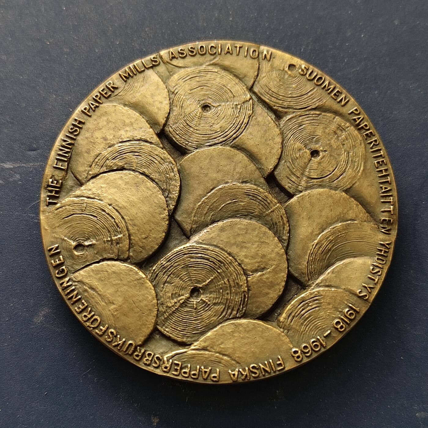 【全场包邮】纯粹捡漏拍515场 【铜章】芬兰造纸厂协会成立50周年72毫米纪念大铜章（雕塑家艾莫·图基艾宁创作）