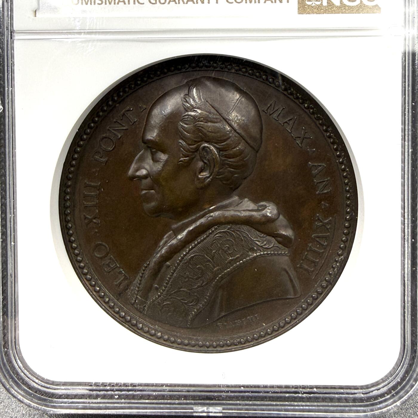 「木头集藏」“春启藏心”——章牌精品专场 E. BIANCHI ～1895年梵蒂冈教皇利奥十三世“本笃会神学院”纪念铜章，MS 62 BN，直径：44 mm，背面外环拉丁语：“为培育圣本笃的门徒，重燃昔日荣光”，品相还不错。