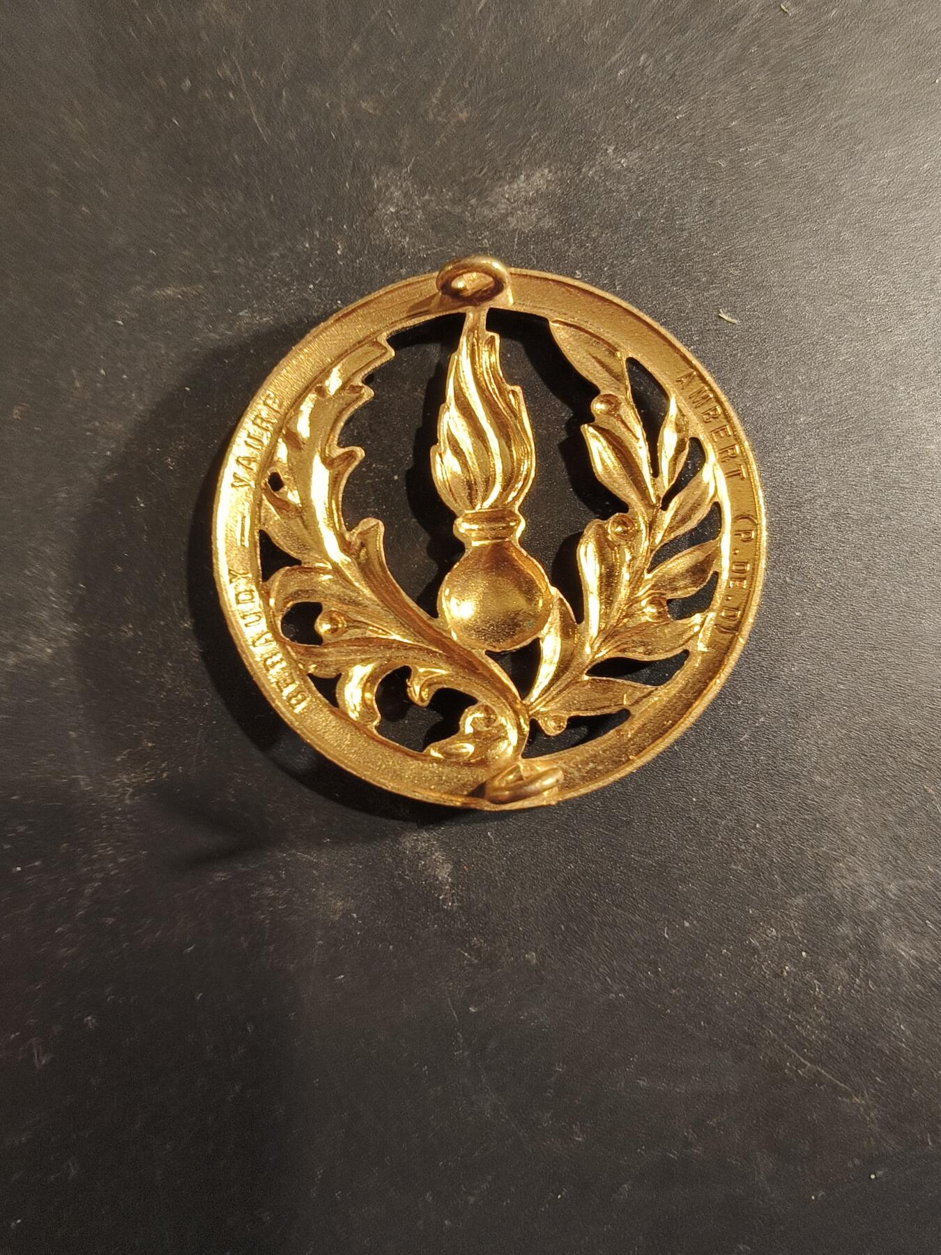 老王徽章第189期 法国警察贝雷帽徽   金色