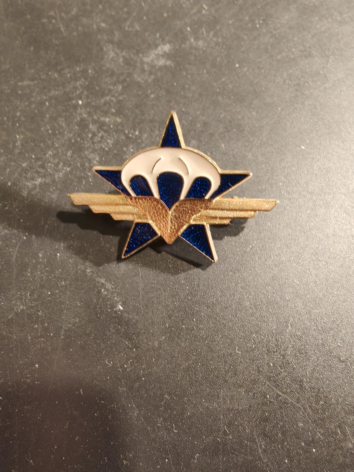 老王徽章第189期 法国陆军第1伞降猎兵团证章      第1伞降猎兵团是法国最古老的伞兵团，成立于1943年，其根源可追溯至法国空军的空降部队，该团被称为“紧急团”，能够在不到12小时内介入危机地区，他们参与过第二次世界大战、印度支那战争、阿尔及利亚战争以及黎巴嫩、阿富汗和萨赫勒地区的冲突 