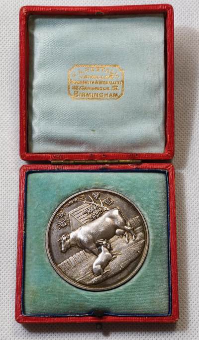 甄臻铺-世界币章拍卖（第56期），送拍享返佣金等优惠多多 - 1909年英国奶农协会（BRITISH DAIRY FARMERS ASSOCIATION）银质纪念章，直径47.5毫米，重43.722克，带原装红色皮盒。正面是奶牛和小牛图案，背面为奶制品和“FOUNDED 1876”字样，细节清晰，保存完好，包浆自然，带英国官方925银标。