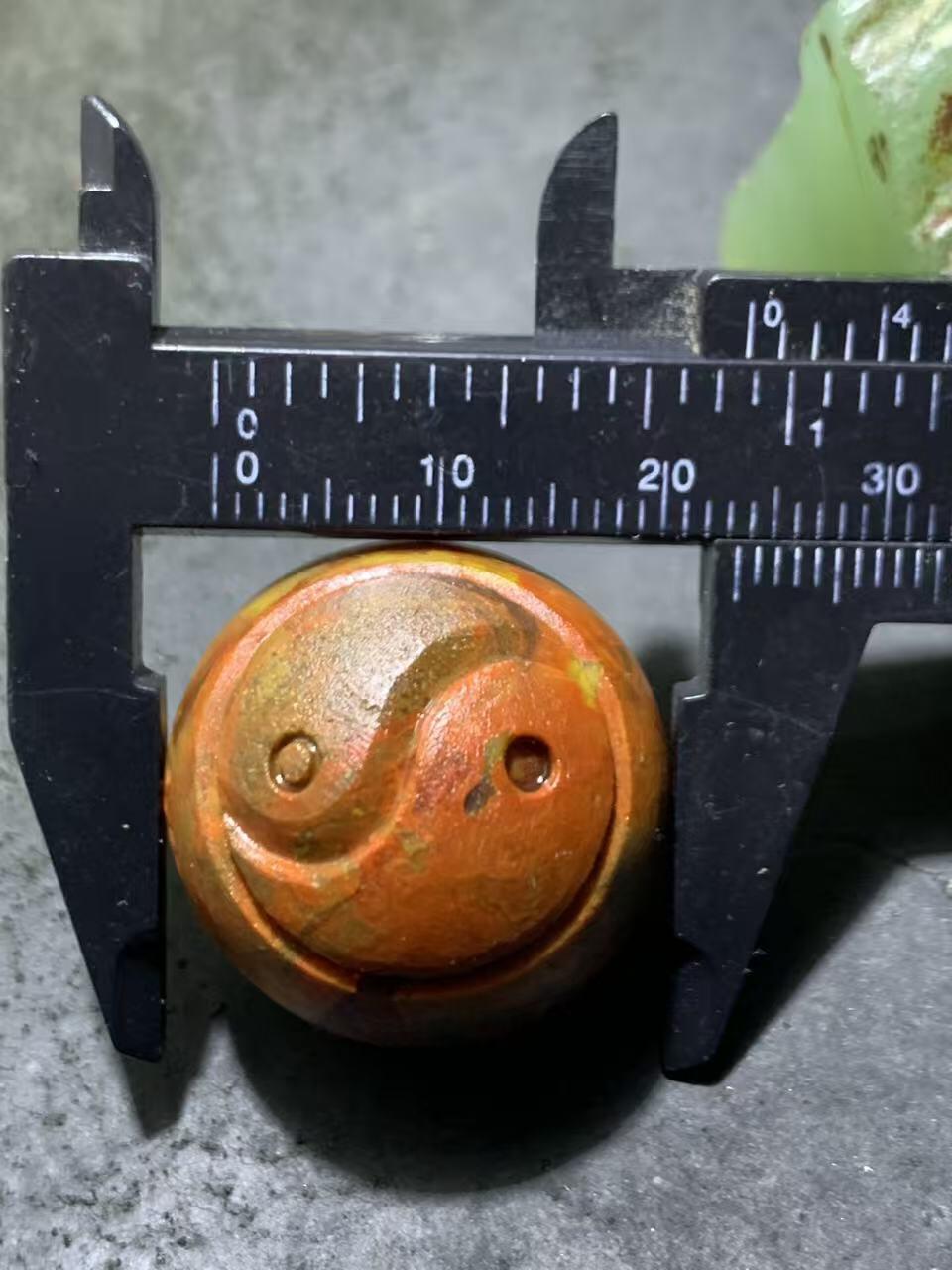 精美亚光冰飘战国红玛瑙手工雕刻道字太极阴阳鱼珠一颗！