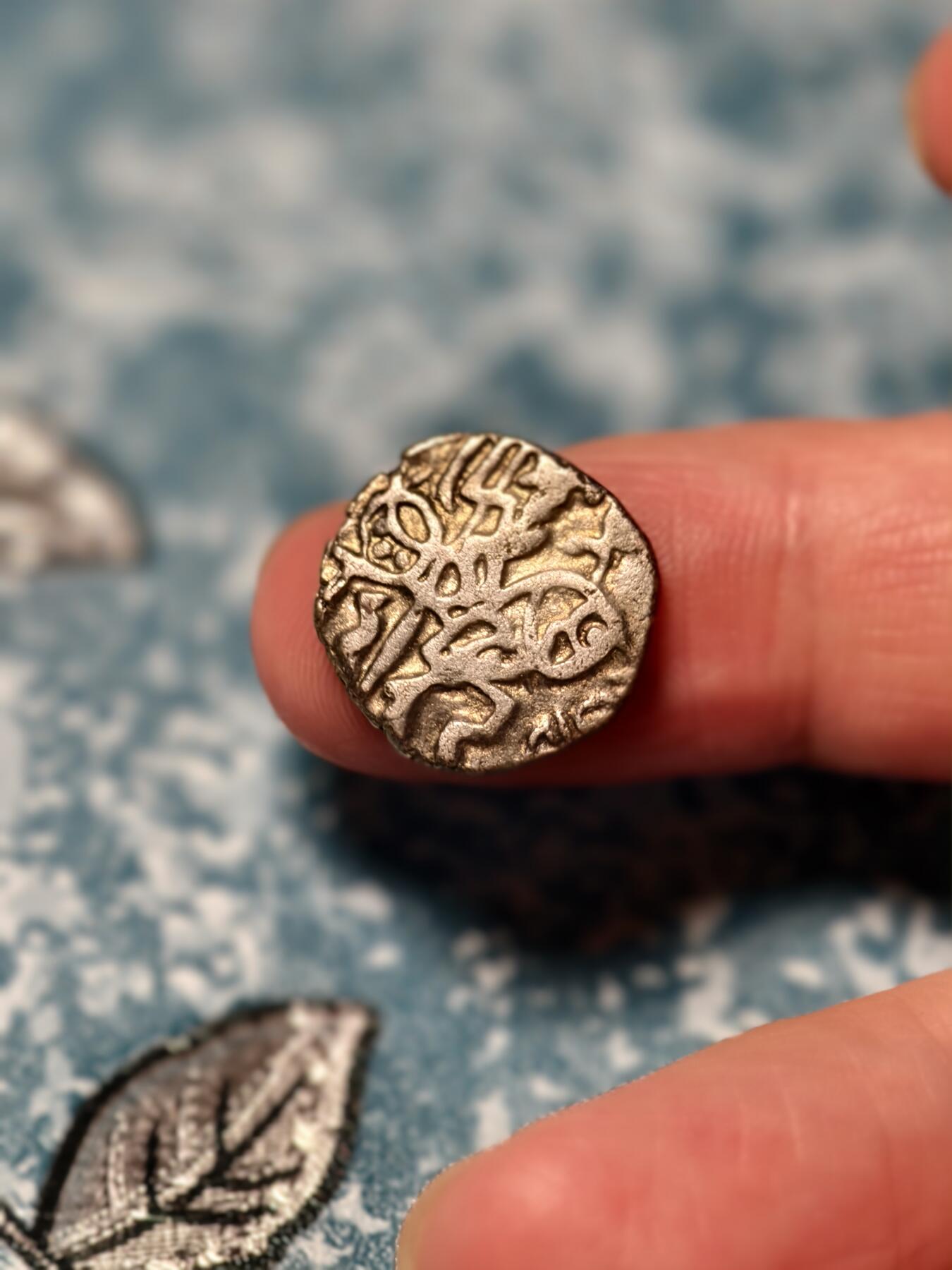 抚柳草堂-第十九期章牌钱币  奖章勋章限时免佣 满百包邮 放漏专场 公元800-1026沙希王朝打制银币 重3.2g瘤牛骑士 极美品骑士与瘤牛图案清晰深打 难得好状态