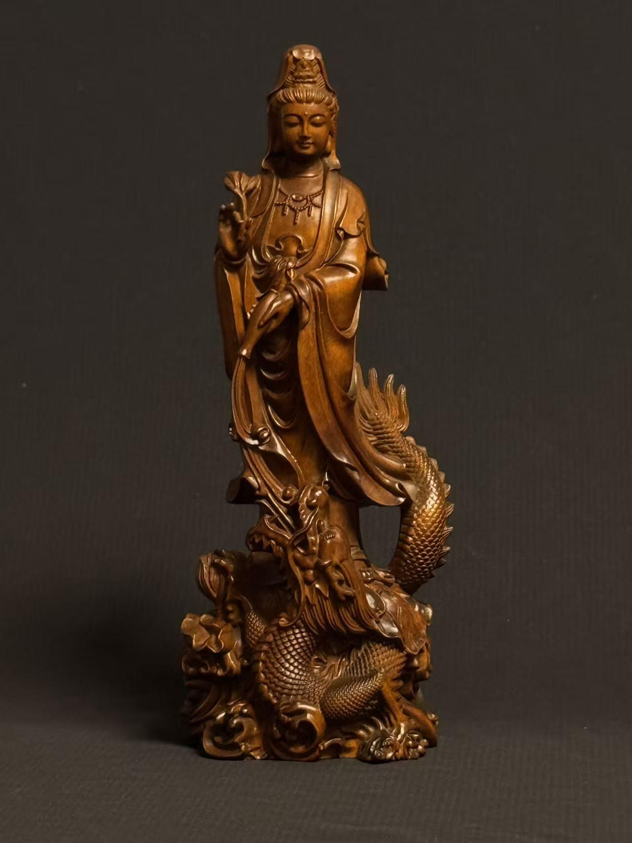 零元拍：黄杨木精雕（古法做旧工艺）观音立像，高约22CM，开脸慈悲宁静，双目微垂，发髻高挽，衣袂飘逸流畅，右手持杨柳枝，左手托净瓶，姿态温婉慈悲，是典型的“杨柳观音”形象。