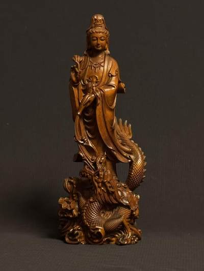 零元拍：黄杨木精雕（古法做旧工艺）观音立像，高约22CM，开脸慈悲宁静，双目微垂，发髻高挽，衣袂飘逸流畅，右手持杨柳枝，左手托净瓶，姿态温婉慈悲，是典型的“杨柳观音”形象。 - 零元拍：黄杨木精雕（古法做旧工艺）观音立像，高约22CM，开脸慈悲宁静，双目微垂，发髻高挽，衣袂飘逸流畅，右手持杨柳枝，左手托净瓶，姿态温婉慈悲，是典型的“杨柳观音”形象。