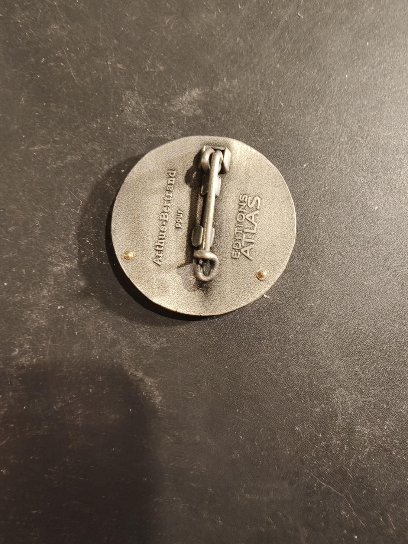 老王徽章第189期 法国陆军第11空降突击团证章     第11空降突击团是一支精锐伞兵部队，成立于1946年，曾作为法国国外情报和反间谍局(SDECE) 的武装分支服役。 