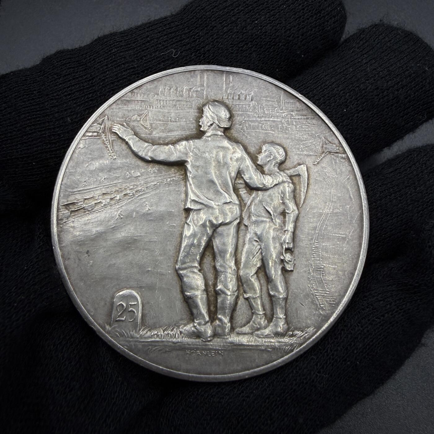 「木头集藏」“春启藏心”——章牌精品专场 Hörnlein～德国褐煤工业协会忠诚服务25周年银章 ，直径：51mm，39.6 g，颁发给入职满25周年的员工作为其忠诚服务的奖励。根据拍卖会记录此章发行于1926年魏玛共和国时期。