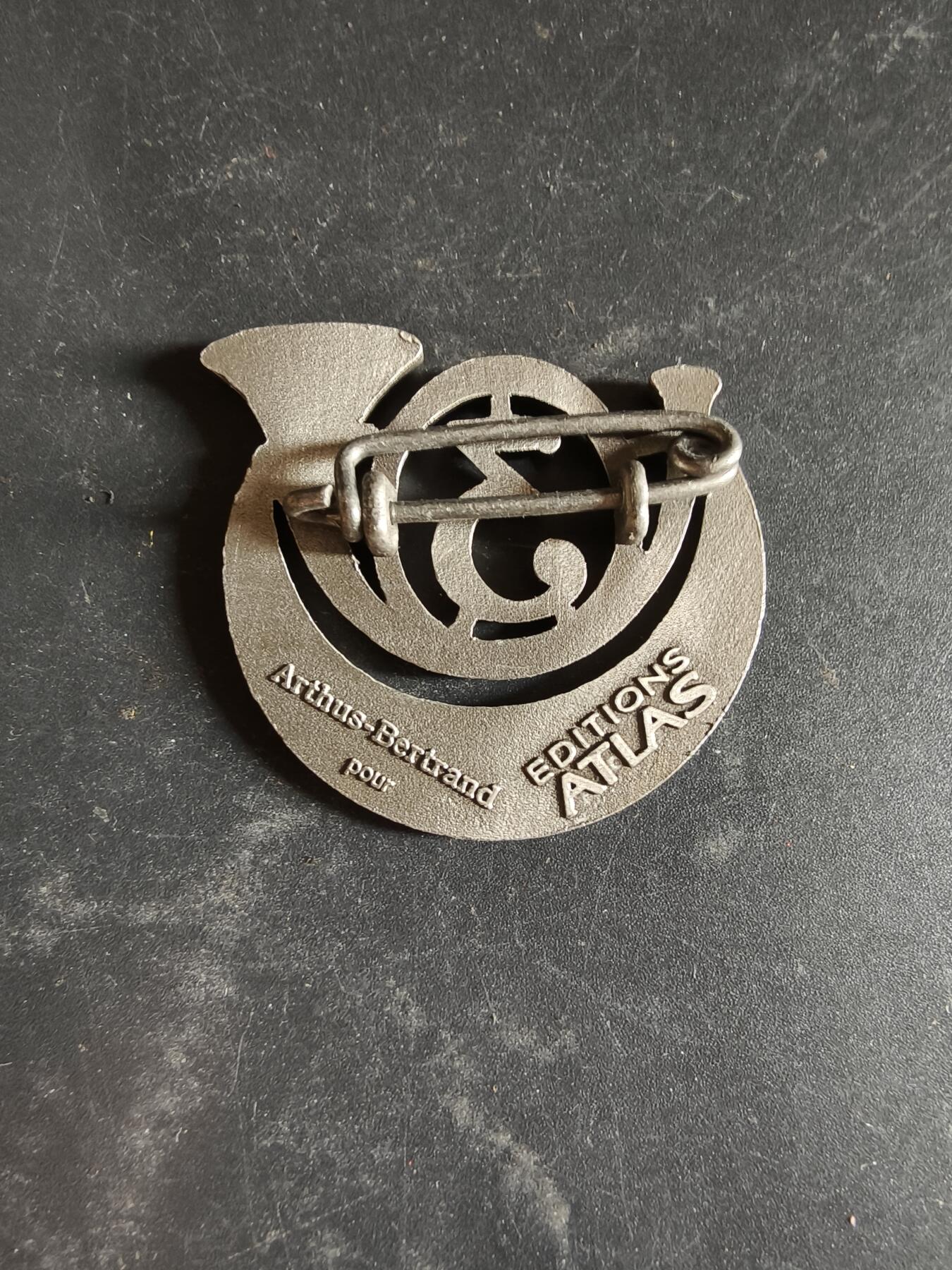 老王徽章第189期 法国陆军第3非洲猎兵团证章      非洲第三骑兵团是法国陆军的一支历史悠久的骑兵部队，于 1833 年在阿尔及利亚博纳成立。该团在二战期间驻扎在突尼斯，随后前往德国，并最终回到了其传统驻地阿尔及利亚。