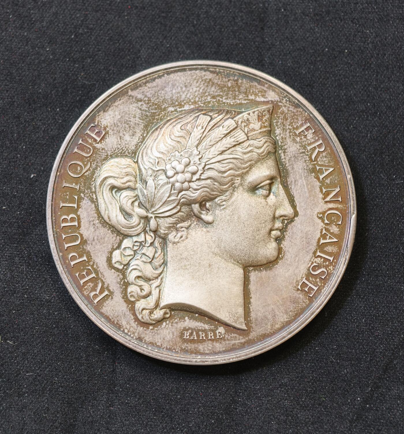 “方寸甄品”甄品场，甄臻铺-世界币章拍卖（第57期，直播拍卖），送拍享返佣金等优惠多多 1876年法国农业与商业部颁发的纪念银章，直径50.7毫米，重65.2克，蜜蜂边铭。正面是法国共和女神头像，背面环绕花环装饰，刻有