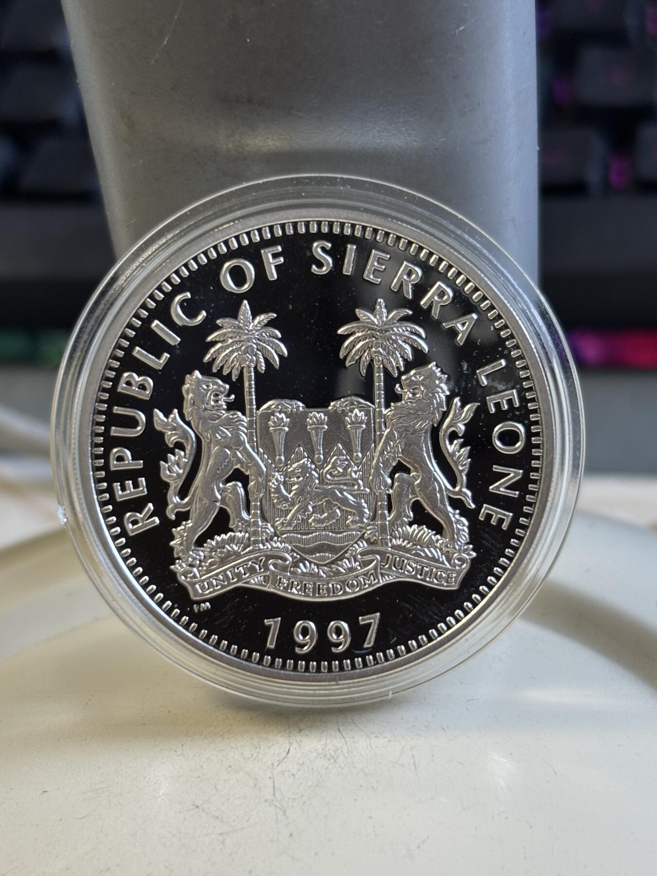 第195期拍卖 获奖塞拉利昂1997年戴安娜和特雷莎1盎司纪念银币，925银，发行10000枚，获1999年度克劳斯最富激情币大奖，