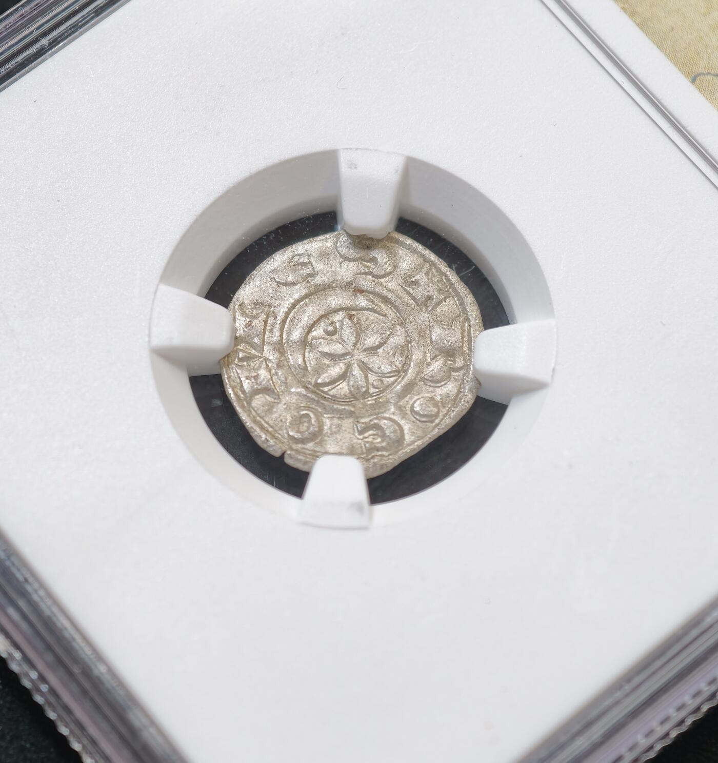 “方寸甄品”甄品场，甄臻铺-世界币章拍卖（第57期，直播拍卖），送拍享返佣金等优惠多多 NGC-MS63 中世纪法国图卢兹，NGC中世纪特殊标签，雷蒙德伯爵家族发行，雷蒙德五世-七世，唯一冠军分，顶级收藏，品种也是非常罕见，NGC评级总数才62枚，正反图案铭文非常清晰