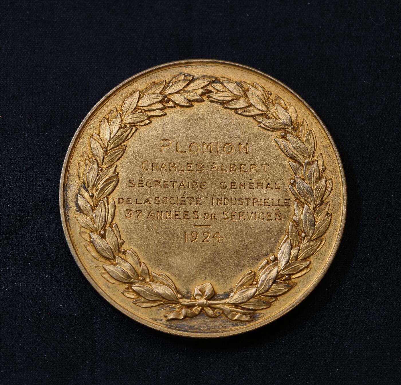 “方寸甄品”甄品场，甄臻铺-世界币章拍卖（第57期，直播拍卖），送拍享返佣金等优惠多多 1924年法国圣康坦工业协会颁发的银质纪念章，重100.751克，直径56.8毫米，原装红色皮盒，边铭2ARGENT代表800银，该章品相完好，细节丰富，正反面金水完好，边缘鎏金有脱落见视频，难得法国镀金大章。