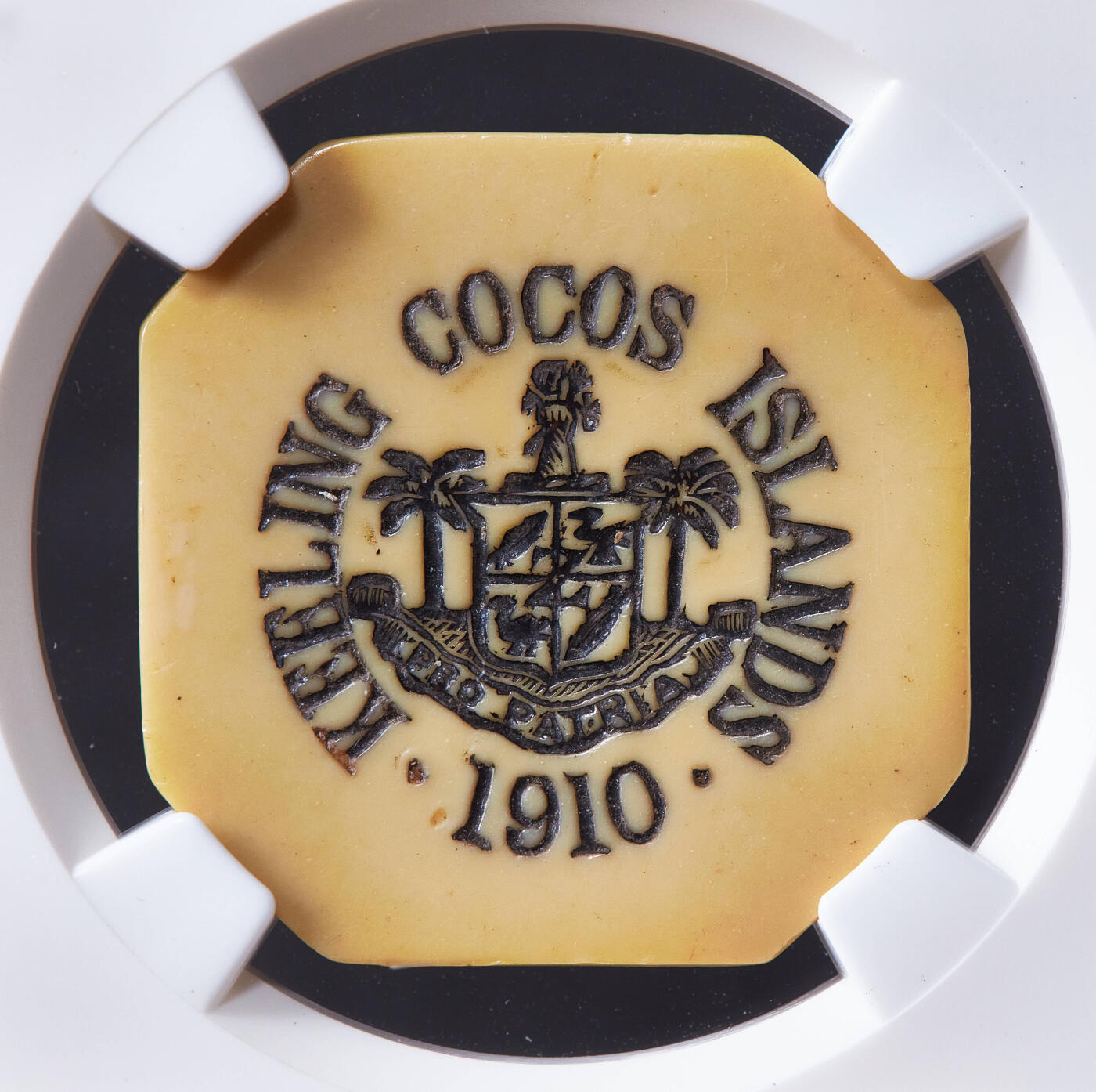 【俄甄集藏】2026年(050)04-01星期三 晚 19:30 全场包邮 英属基林科科斯群岛1913年5卢比象牙币（实际为树脂塑料币），NGC AU50，最大面值，名誉品种，发行量只有1000枚，自己清晰，实属难得