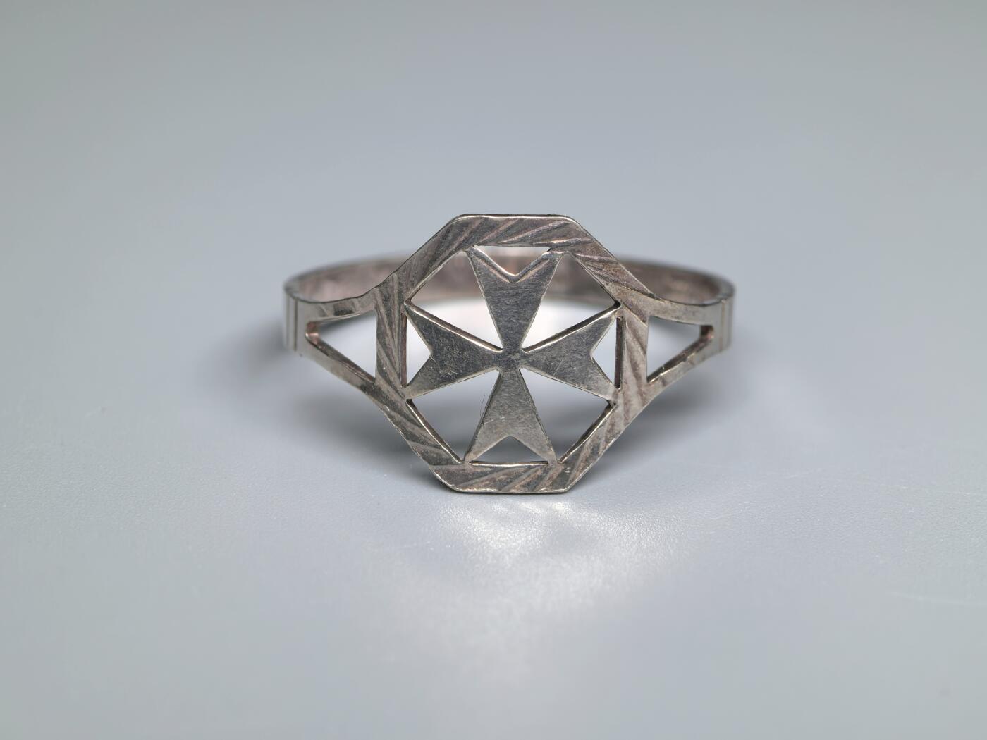 小驴勋章奖章收藏3月28日周六晚六点拍卖（珍爱和平，收藏战争，铭记历史，勿忘国耻，忠党爱国。有偿代拍，送拍规则在简介最后，参拍须阅读规则后再参拍，关系到运费包装发货时效真假辨别等关键信息，拍卖时不再发原图，看大图店主微信码在拍卖店铺介绍里） 马耳他骑士团戒指，内打银标