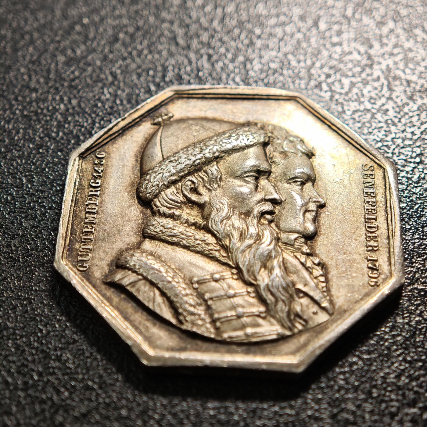 【德藏】世界币章拍卖第169期（拍品征集中~欢迎藏友联系） 18**年 法国印刷出版业八角代用币银章 高浮雕 丰饶角边铭 直径约：34.9mm；重约：19.2g 原味包浆