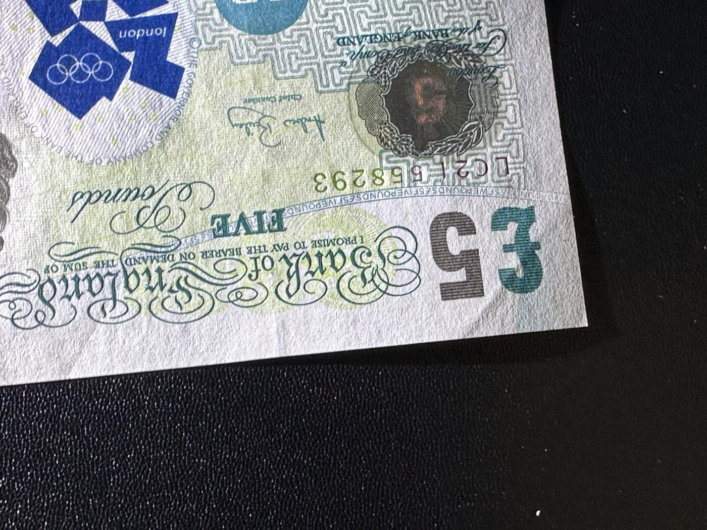 《外钞收藏家》第六百二十一期（精选场）（长期征集拍品、欢迎藏友们联系合作） 英国E序列5镑2张 加盖12年伦敦奥运会纪念钞 2张全新 其中1张角压印