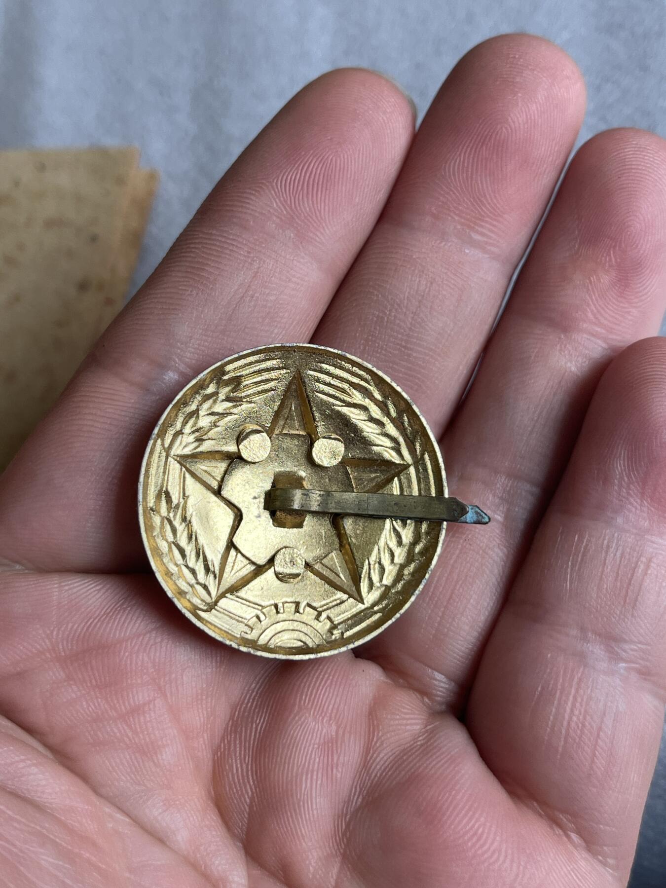 社会主义国家徽章小拍 五十年代鎏金帽徽