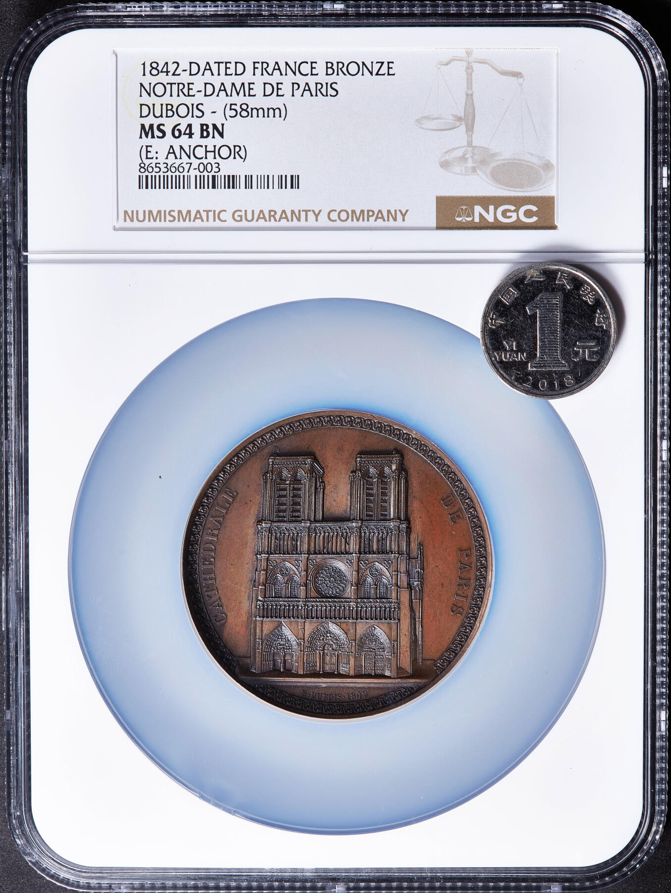 【俄甄集藏】2026年(050)04-01星期三 晚 19:30 全场包邮 法国1842年巴黎圣母院教堂纪念大铜章，NGC MS64，展示了巴黎圣母院正面与剖面的哥特式建筑风格，巧克力包浆，设计精美，稀有品种